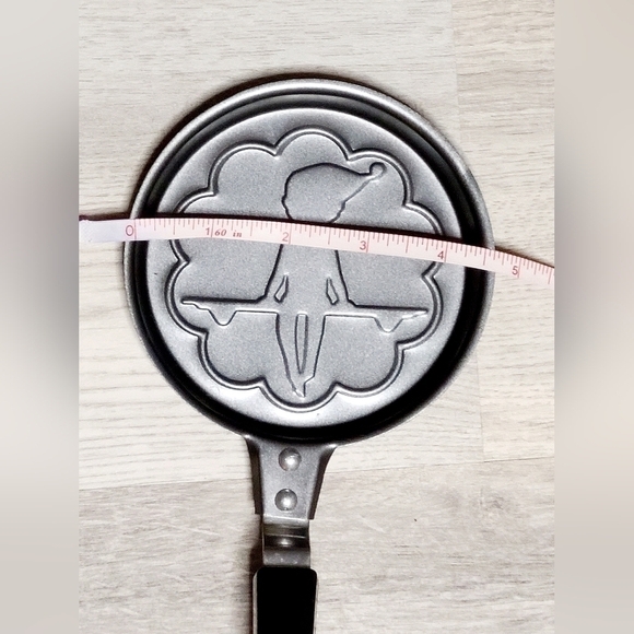 elf on a Shelf Mini Frying Pan Pancake Mold - Picture 3 of 5